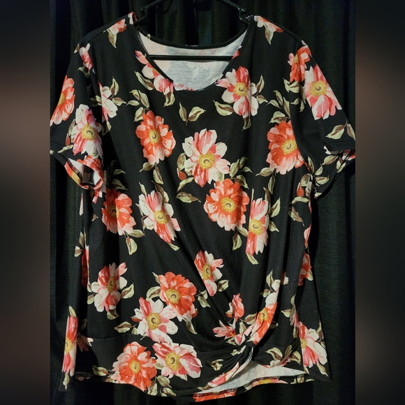 Twist Front Short Sleeve Top - Picture 3 of 3